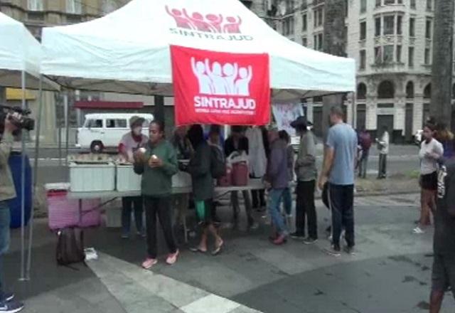 Café da manhã distribuído para moradores em situação de rua, em São Paulo