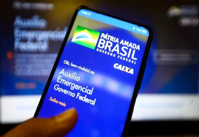Caixa paga 8ª parcela do auxílio a nascidos em abril nesta 6ª feira