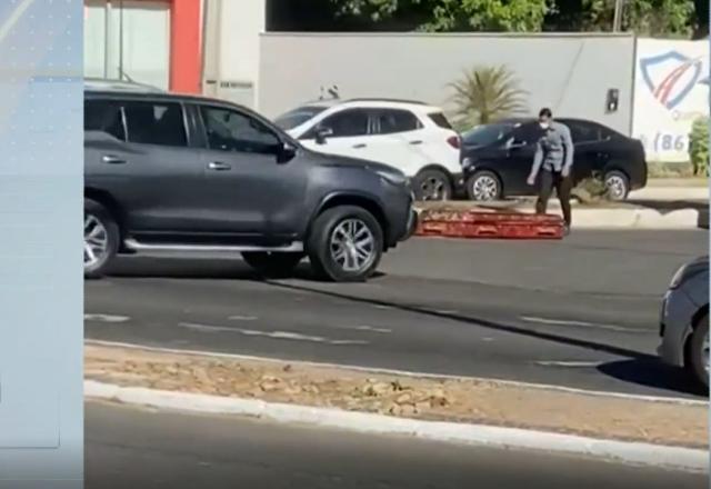 Caixão cai de carro