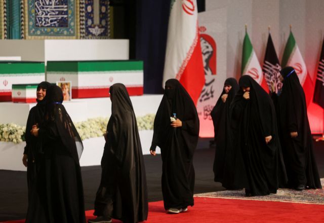 Corpo de Ali Khamenei é velado no Irã Corpo de Ali Khamenei é velado no Irã