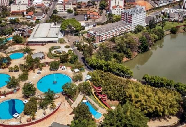 Caldas Novas, Goiás visão aérea de hotel com piscinas de água quente