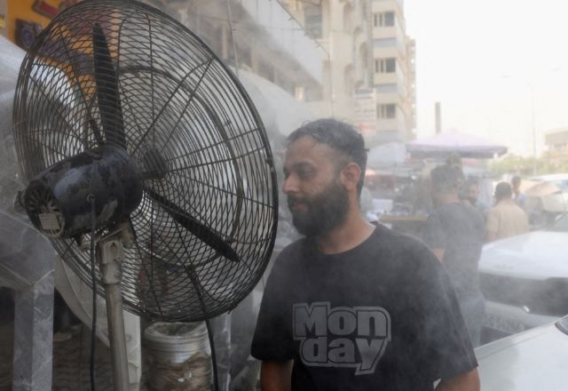 Homem se refresca em Bagdá | Foto: REUTERS/Ahmed Saad