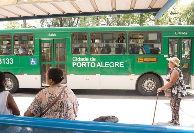 Pessoas perto de ônibus em Porto Alegre (Leonardo Contursi/Câmara Municipal de Porto Alegre)
