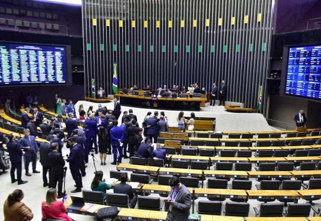 Parlamentares no plenário da Câmara dos Deputados (Zeca Ribeiro/Câmara dos Deputados)