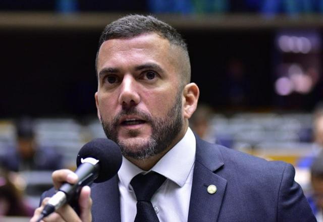 Carlos Jordy fala ao microfone (Zeca Ribeiro/Câmara dos Deputados)