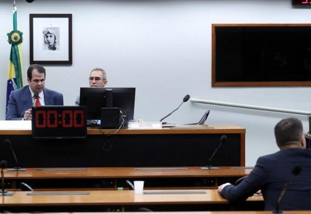 Aureo Ribeiro falando ao microfone durante sessão da CPI (Bruno Spada/Câmara dos Deputados)