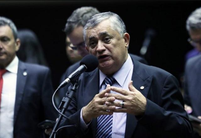 José Guimarães fala ao microfone (Bruno Spada/Câmara dos Deputados)