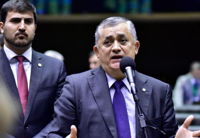 Líder do governo Jose Guimarães comemora aprovação do novo regime fiscal - Zeca Ribeiro/ Câmara dos Deputados