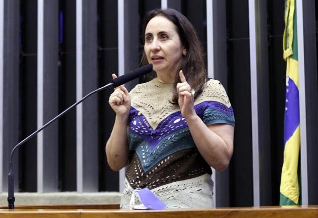 Adriana Ventura fala ao microfone (Maryanna Oliveira/Câmara dos Deputados)