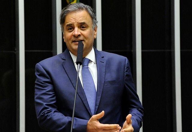Aécio Neves desiste de concorrer à Presidência Aécio Neves desiste de concorrer à Presidência
