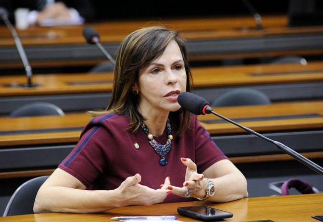 Professora Dorinha fala ao microfone (Cleia Viana/Câmara dos Deputados)