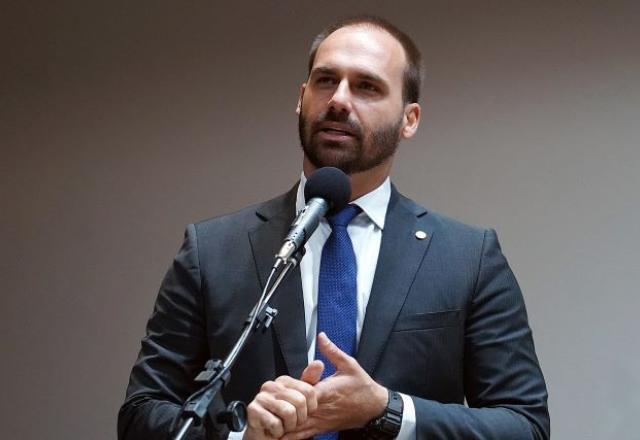 Eduardo Bolsonaro fala ao microfone (Pablo Valadares/Câmara dos Deputados)