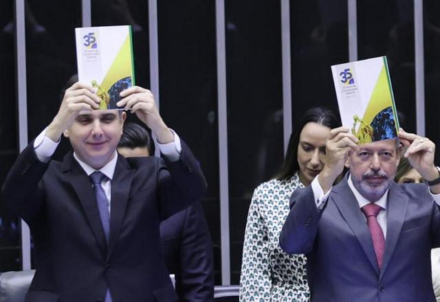 Pacheco e Arthur Lira erguem exemplares da Constituição em sessão solene (Marina Ramos/Câmara dos Deputados)