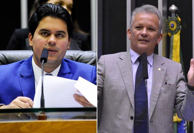 André Fufuca fala ao microfone, à esq., e André Figueiredo gesticula enquanto fala ao microfone, à dir., em montagem (Divulgação/Câmara dos Deputados)