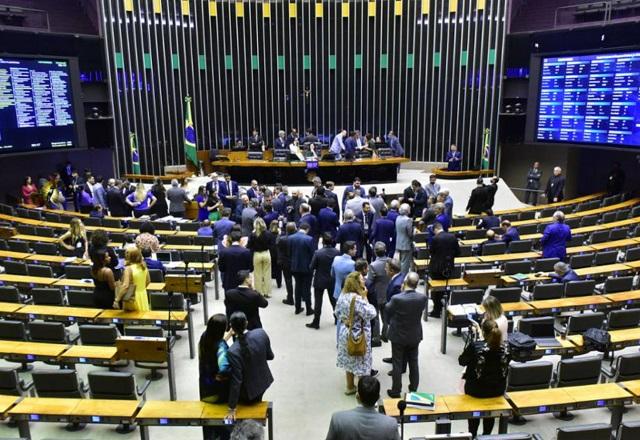 Parlamentares no plenário da Câmara dos Deputados (Zeca Ribeiro/Câmara dos Deputados)