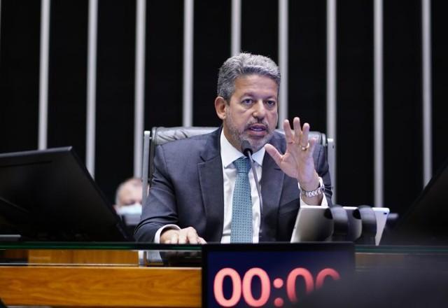 Arthur Lira gesticula enquanto fala (Pablo Valadares/Câmara dos Deputados)