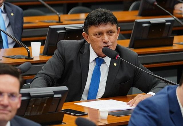 Deputado gasta R$ 22 mil da cota parlamentar em posto de empresária alvo da CPMI Deputado gasta R$ 22 mil da cota parlamentar em posto de empresária alvo da CPMI