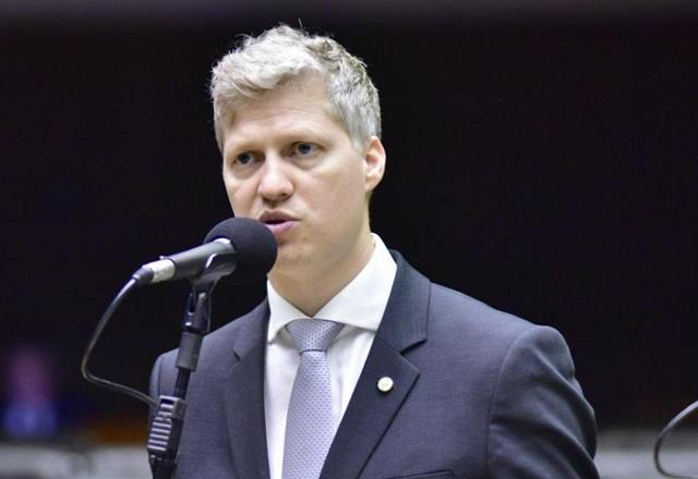 Marcel van Hattem fala ao microfone (Zeca Ribeiro/Câmara dos Deputados)