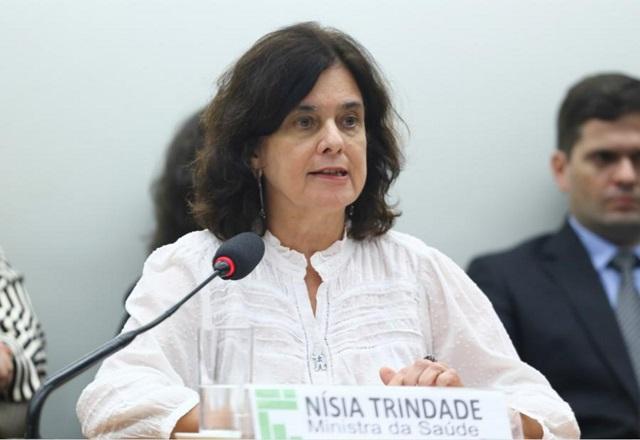 Nísia Trindade fala ao microfone (Vinicius Loures/Câmara dos Deputados)