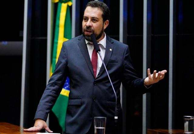 Guilherme Boulos gesticula enquanto fala ao microfone (Reprodução/Câmara dos Deputados)