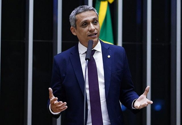 Gustavo Gayer gesticula enquanto fala ao microfone (Reprodução/Câmara dos Deputados)
