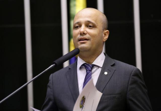 Aliados de Lira querem abrir Mesa Diretora para deputados suspensos do PSL Aliados de Lira querem abrir Mesa Diretora para deputados suspensos do PSL