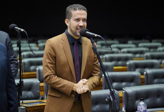 André Janones fala ao microfone (Pablo Valadares/Câmara dos Deputados)