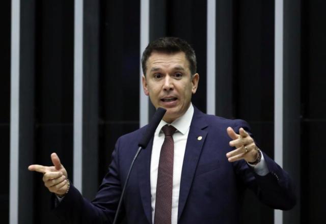 Felipe Carreras gesticula enquanto fala ao microfone (Bruno Spada/Câmara dos Deputados)