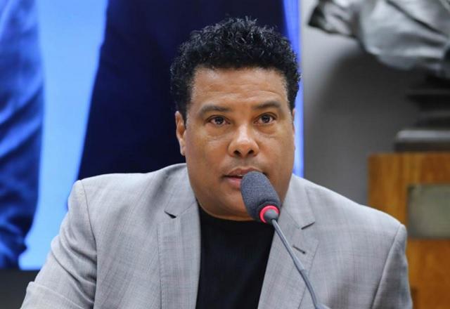 Roberto de Assis Moreira fala ao microfone na CPI (Vinicius Loures/Câmara dos Deputados)