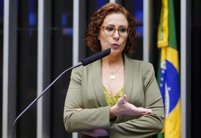 Carla Zambelli gesticula enquanto fala ao microfone (Pablo Valadares/Câmara dos Deputados)