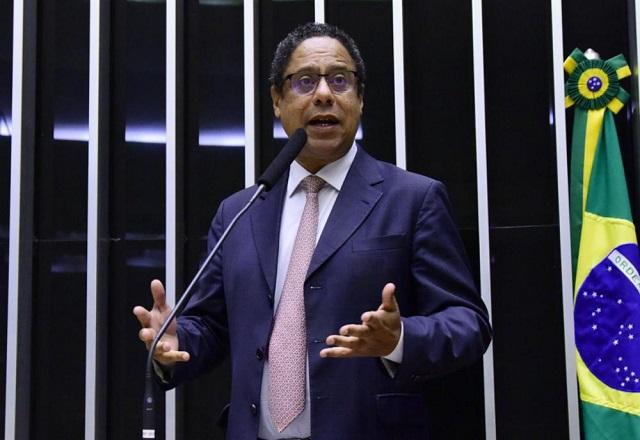 Orlando Silva gesticula enquanto fala ao microfone (Cleia Viana/Câmara dos Deputados)