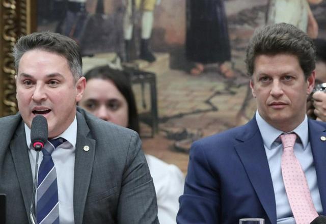 Zucco fala ao microfone, ao lado de Salles, na CPI (Bruno Spada/Câmara dos Deputados)
