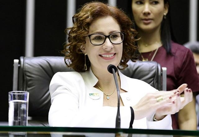 Carla Zambelli bate palmas (Reprodução/Câmara dos Deputados)