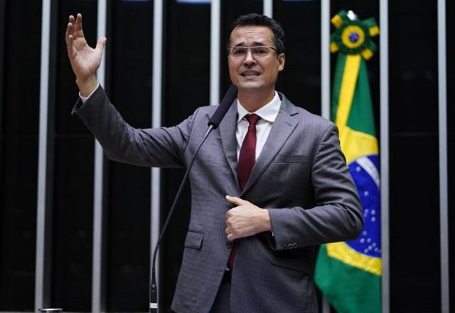 Deltan gesticula enquanto fala ao microfone, próximo a bandeira do Brasil (Pablo Valadares/Câmara dos Deputados)