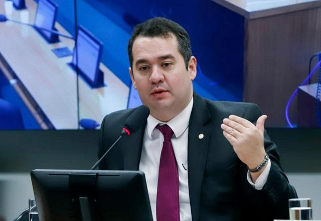 Ricardo Silva gesticula enquanto fala ao microfone (Gilmar Félix/Câmara dos Deputados)