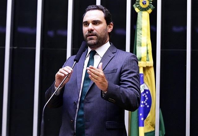 Adolfo Viana gesticula enquanto fala ao microfone (Divulgação/Câmara dos Deputados)