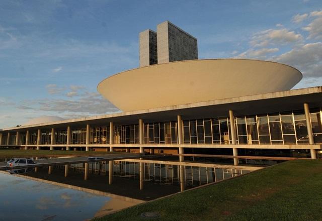 Câmara dos Deputados vista do lado de fora no final da tarde (Agência Brasil)