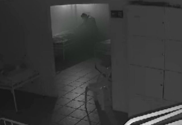 Câmera de clínica de saúde mental flagra funcionário assediando paciente