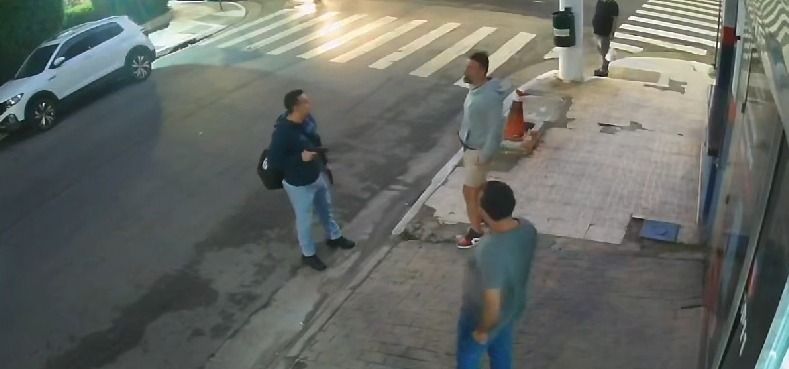 Câmera de segurança da região registrou confusão e momento que o policial militar saca a arma contra o delegado de polícia. 
