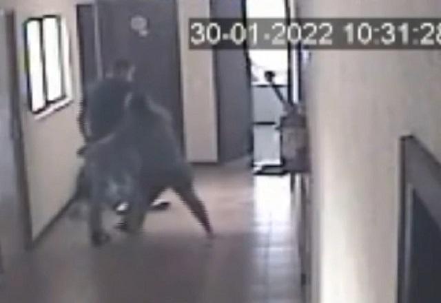 Bombeiro invade prédio da ex e atira contra amigo da mulher