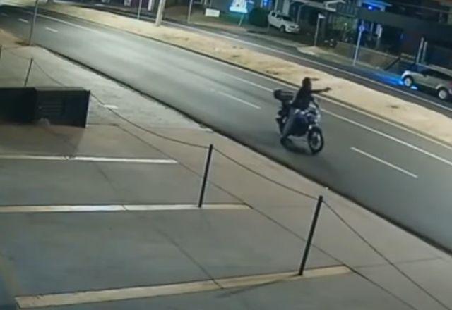 Câmera de segurança mostra policial atirando em avenida movimentada de Ribeirão Preto