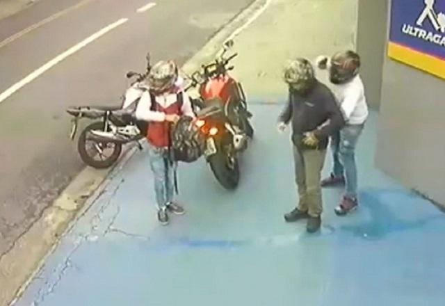 Câmera flagra PM à paisana reagindo a assalto de dois criminosos de moto em rua da zona leste de SP