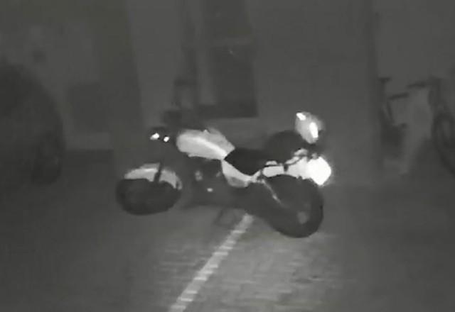 Moto "fantasma" anda sozinha na garagem de um prédio