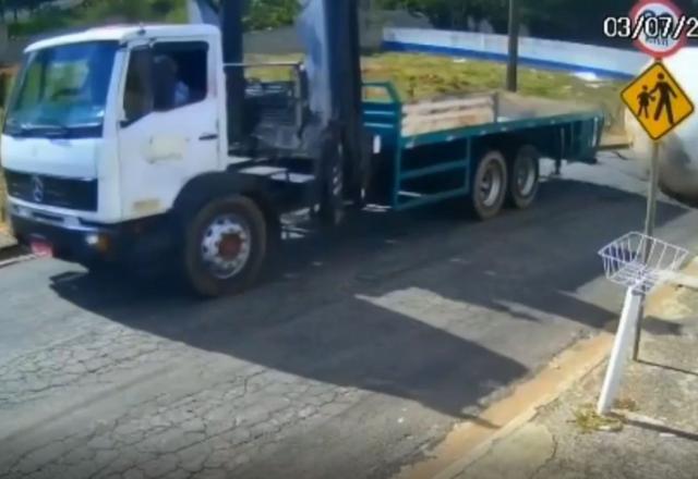 Tanque esférico cai de caminhão e "rola" pelas ruas de Várzea Paulista Tanque esférico cai de caminhão e "rola" pelas ruas de Várzea Paulista