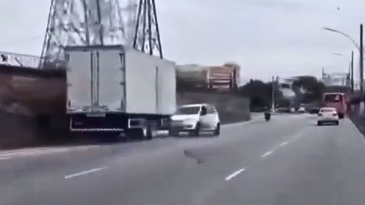 Imagem da notícia: VÍDEO: Caminhão arrasta carro em briga de trânsito no Rio Imagem da notícia: VÍDEO: Caminhão arrasta carro em briga de trânsito no Rio
