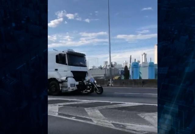 Caminhão arrasta moto por 33 km com vítima pendurada na cabine