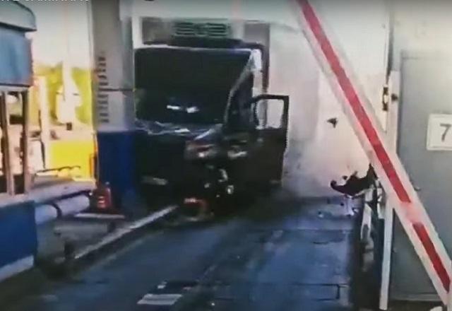 Vídeo: motorista é jogado para fora de caminhão em acidente Vídeo: motorista é jogado para fora de caminhão em acidente
