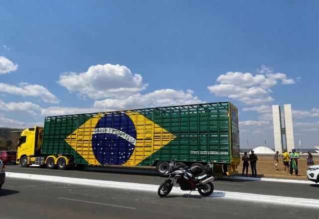 Caminhão com bandeira do Brasil em frente ao Congresso