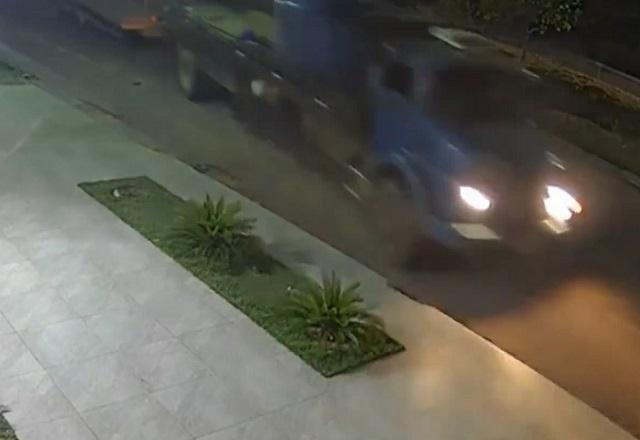 Caminhão desgovernado, com os faróis acesos, trafegando em via durante a noite