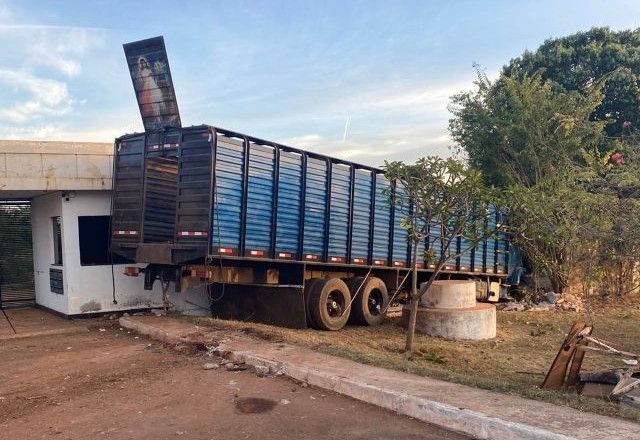 Caminhão era conduzido por um homem de 38 anos. Ele perdeu controle da direção, atravessou pista e colidiu contra um muro | Divulgação/CBMDF